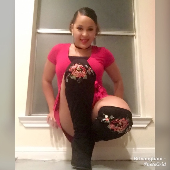 NIB Over thigh Hand Embroidered Rose boots - Picture 5 of 7